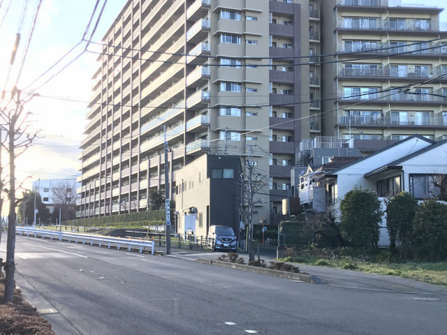 黒い建物を右折する